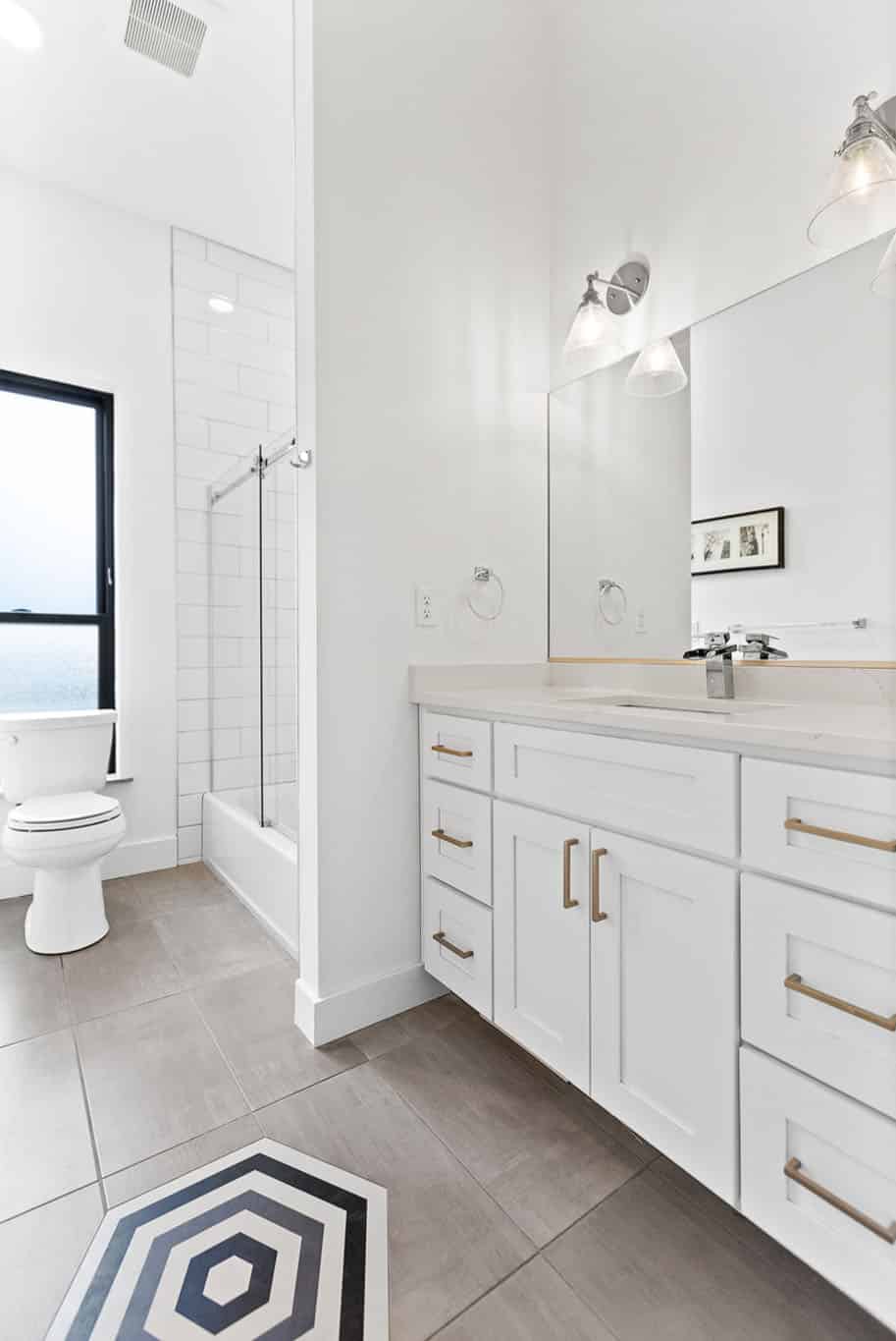 Truoba white bathroom